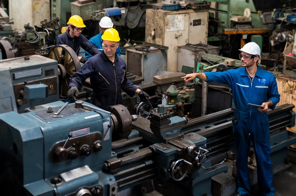 Equipo técnico de GBL del Caribe evaluando puntos de fricción para la aplicación de grasas lubricantes en maquinaria industrial