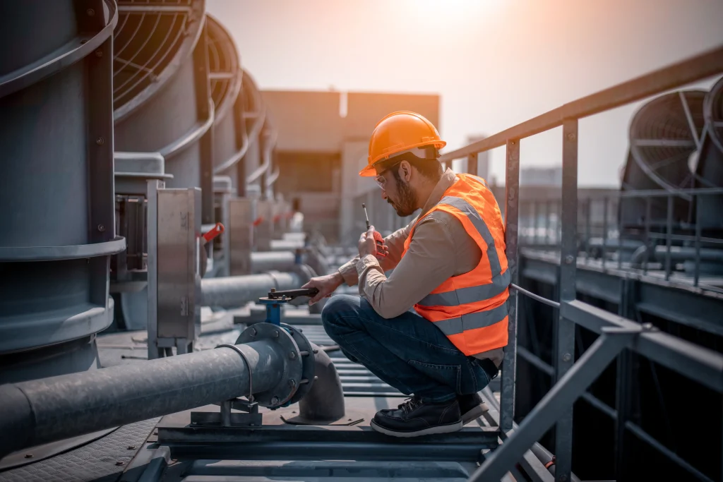 Técnico especialista de GBL del Caribe coordinando asistencia en terreno desde una instalación industrial