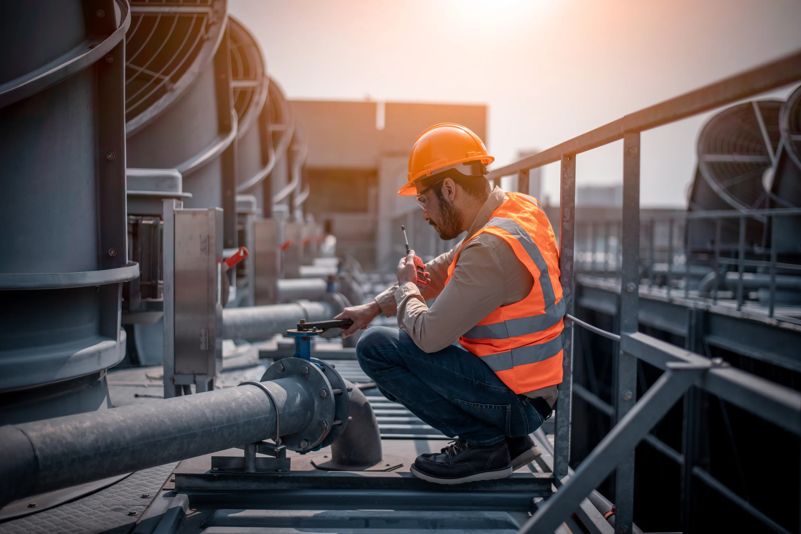 Técnico especialista de GBL del Caribe coordinando asistencia en terreno desde una instalación industrial